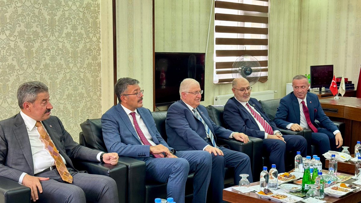 Milli Savunma Bakanımız Sn. Yaşar Güler’i odamızda ağırlamaktan onur duyduk. Hakkâri’nin kalkınmasına yönelik kapsamlı değerlendirmeler yapıldı. Kıymetli destekleri için teşekkür ederiz.<a href="/YasarGulermsb/">Yaşar Güler</a> <a href="/RHisarciklioglu/">Rifat Hisarcıklıoğlu</a>