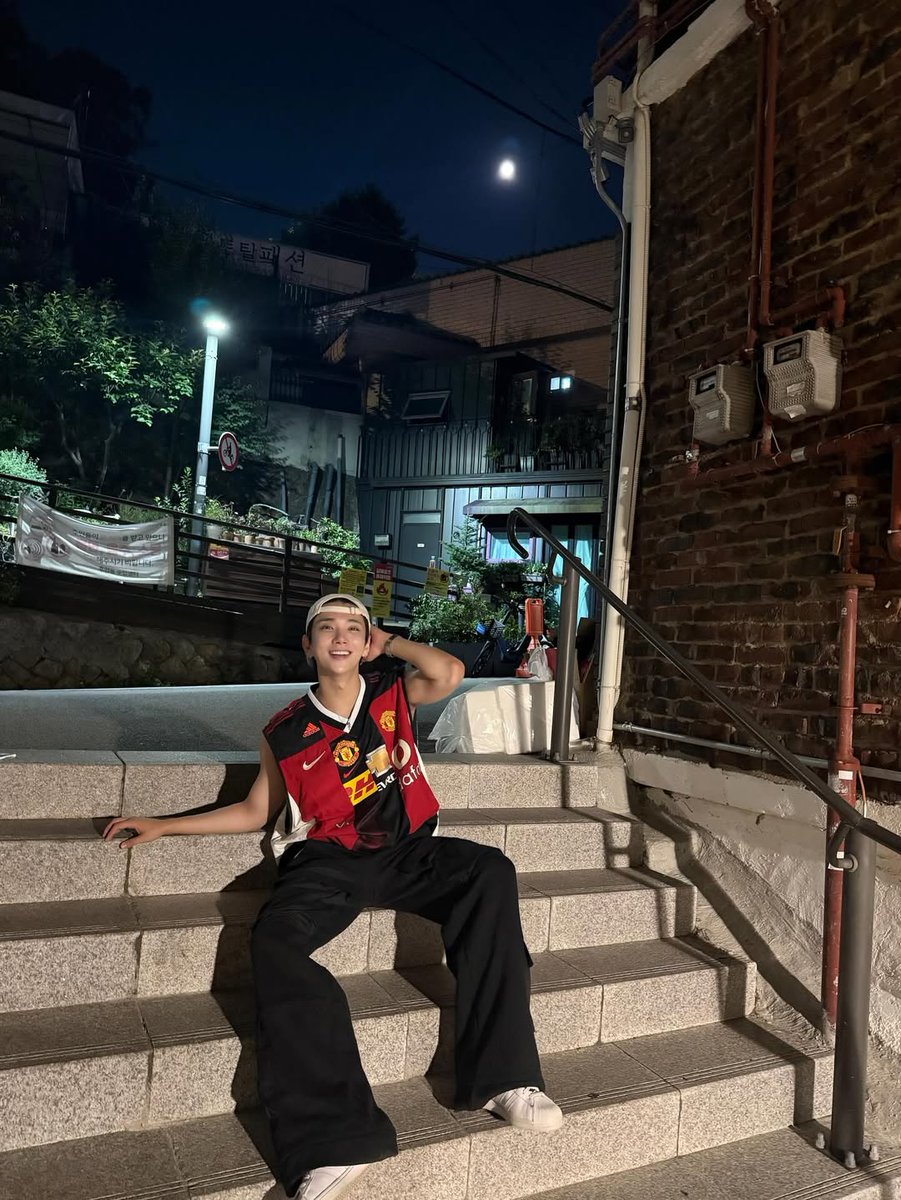 dearshuaph_'s tweet photo. JOSHUA IG UPDATE 12.08.2025

"덥다더워~🌕"

🔗https://t.co/qslJ1zvrqc

#JOSHUA #조슈아 #SEVENTEEN #세븐틴 https://t.co/cRtfXBMJI8