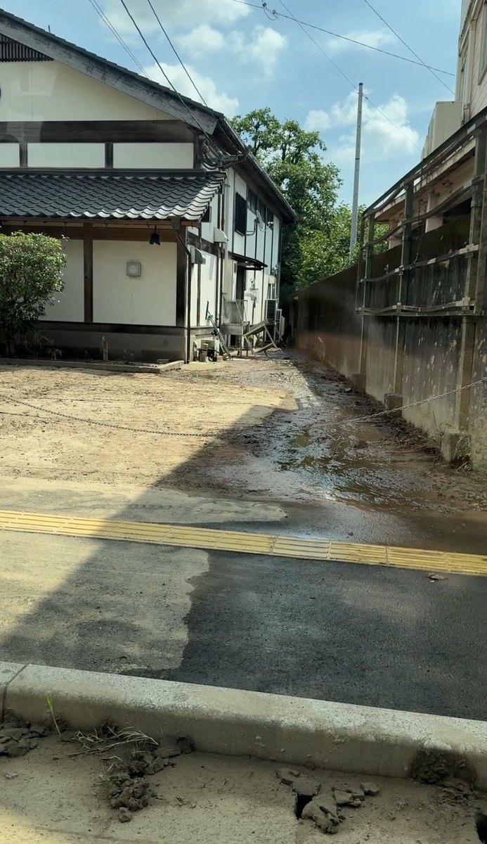 mutube_jp's tweet photo. 8月8日からの線状降水帯による大雨被害のあった鹿児島県霧島市に来ております。この度被害に遭われた皆さまにお見舞い申し上げます。

発災から5日目。霧島市は大きな町ゆえに全体としては通常運転かのように見えますが、局地的に被害があったところは泥のかき出しなどまだまだ必要な状態です。 https://t.co/VC7cubxT7W