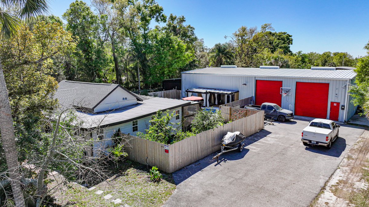 michwillgroup's tweet photo. 🔥 NEW PRICE: $429K 🔥
Live, work &amp; play on this rare industrial-zoned FL property!
🏗️ 5,000 sq ft shop w/ lifts + renovated apt
🏡 Rebuilt 2/2 home
💦 Resort pool &amp; spa
🌿 Outdoor office/greenhouse
📍 Prime US-17 visibility

DM for details—#FloridaRealEstate #LiveWorkPlay https://t.co/yV6rnwCGPu