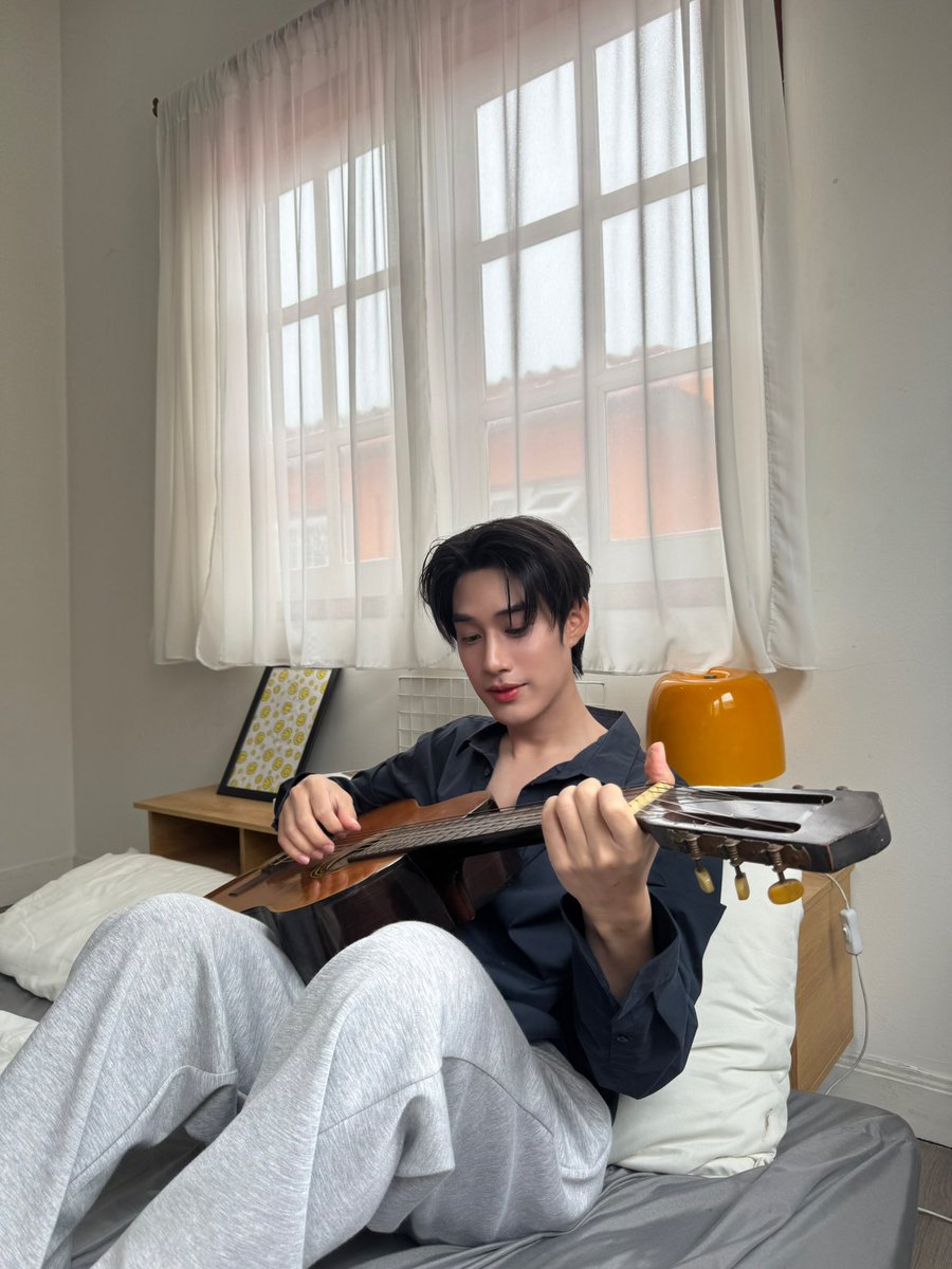 TLE_mtm's tweet photo. มาเล่นกีต้าร์กับเราไหม  🎸  #TLE_mtm https://t.co/CuGPJiDjgA