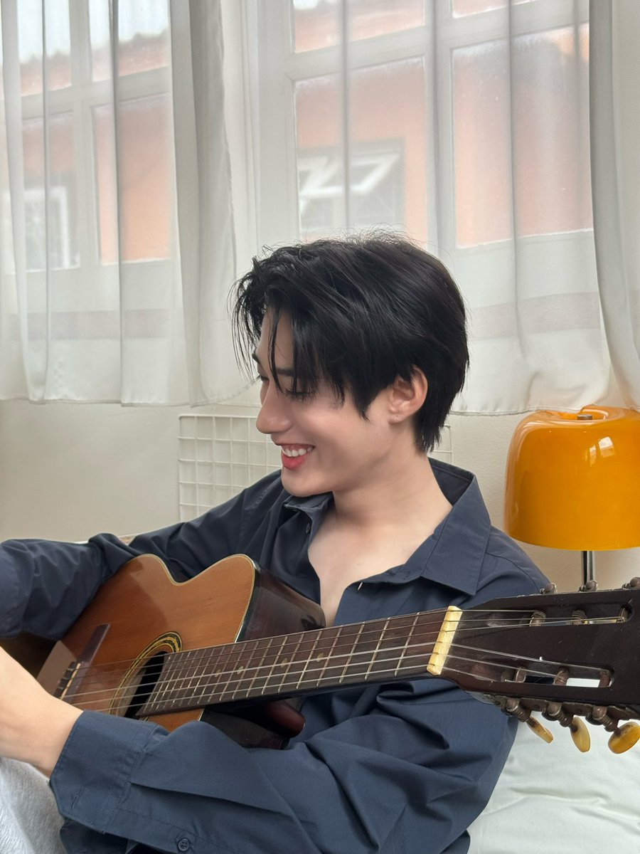 TLE_mtm's tweet photo. มาเล่นกีต้าร์กับเราไหม  🎸  #TLE_mtm https://t.co/CuGPJiDjgA