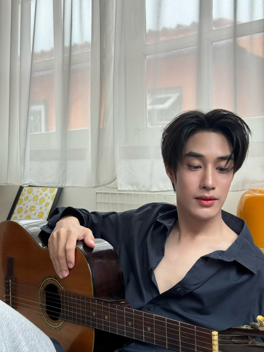 TLE_mtm's tweet photo. มาเล่นกีต้าร์กับเราไหม  🎸  #TLE_mtm https://t.co/CuGPJiDjgA