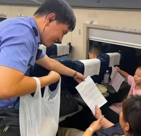 BeyondCloud12's tweet image. A creative solution to kids running wild on trains: a Gen Z train attendant keeps kids quiet by handing out test papers &amp;amp; reward stickers. 😆So smart! And it works!
#PeopleFirst #SmartGovernance