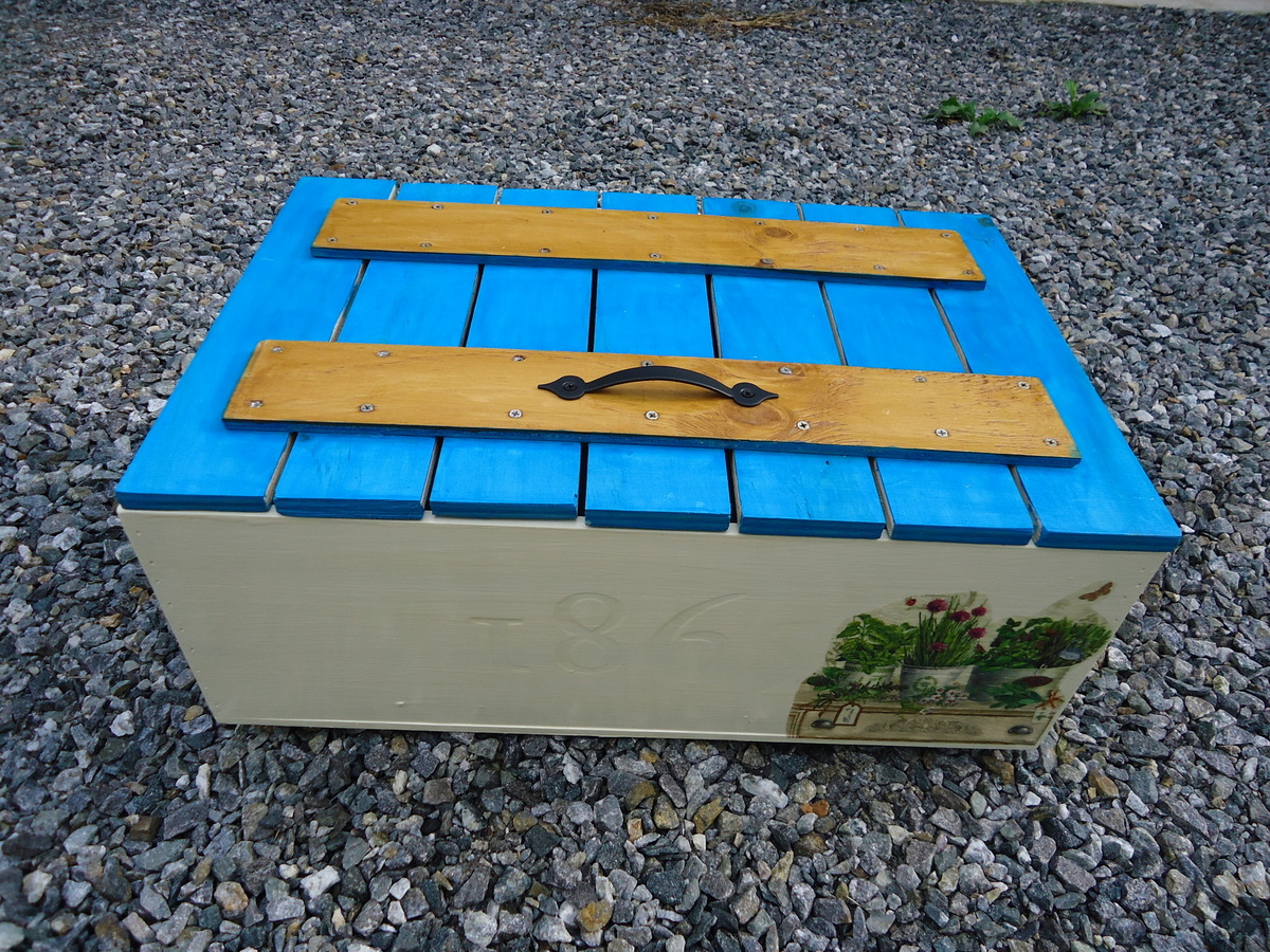 처음으로 와인박스를 리폼했었다. 사진이 2013년이라고 알려준다. 지금 보니 톱으로 잘라 나무도 삐뚤고 서툴지만 선물로 주었다. 뚜껑도 만들어 손잡이도 달고 페인트칠도 하고.... 
지금 다시 하라면 손이 많이 가서 못할 것 같다. 그래도 솜씨 없는 것을 만들어 선물을 많이 했다.