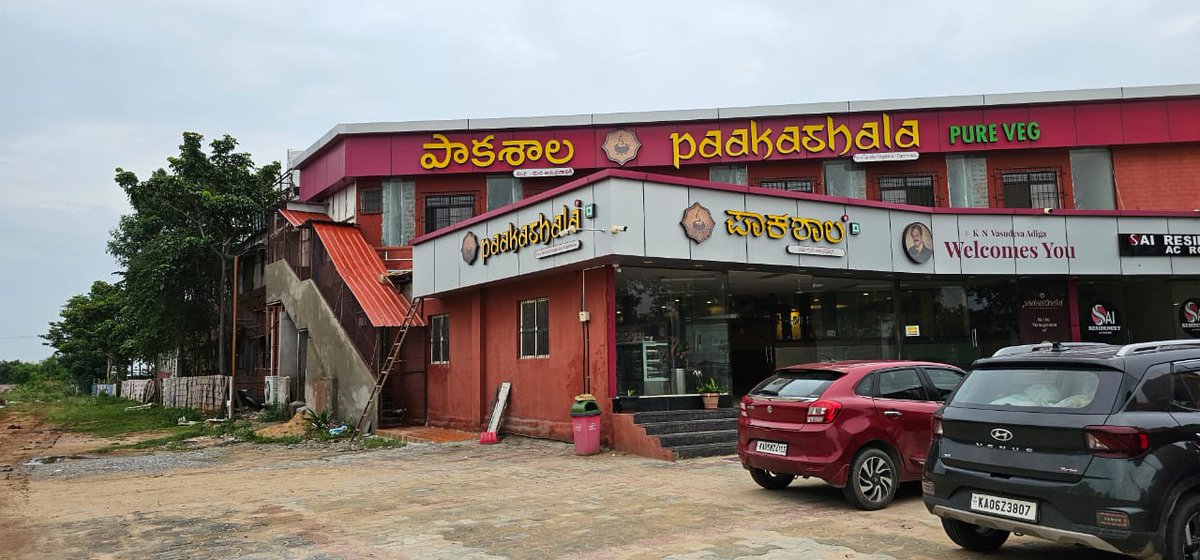 anantjs1's tweet photo. Truly awful meal at Paakashala, Anantpur. 
→ Food: Stale Idli, raw Uttappam &amp; coffee with spoiled milk.
→ Service: Staff didn't care &amp; manager said "I'm not on duty" when we complained. Save your money and AVOID this place. 
 #Anantpur #FoodFail @zomato @Swiggy @PaakashalaOffl https://t.co/D5hRA1agjU