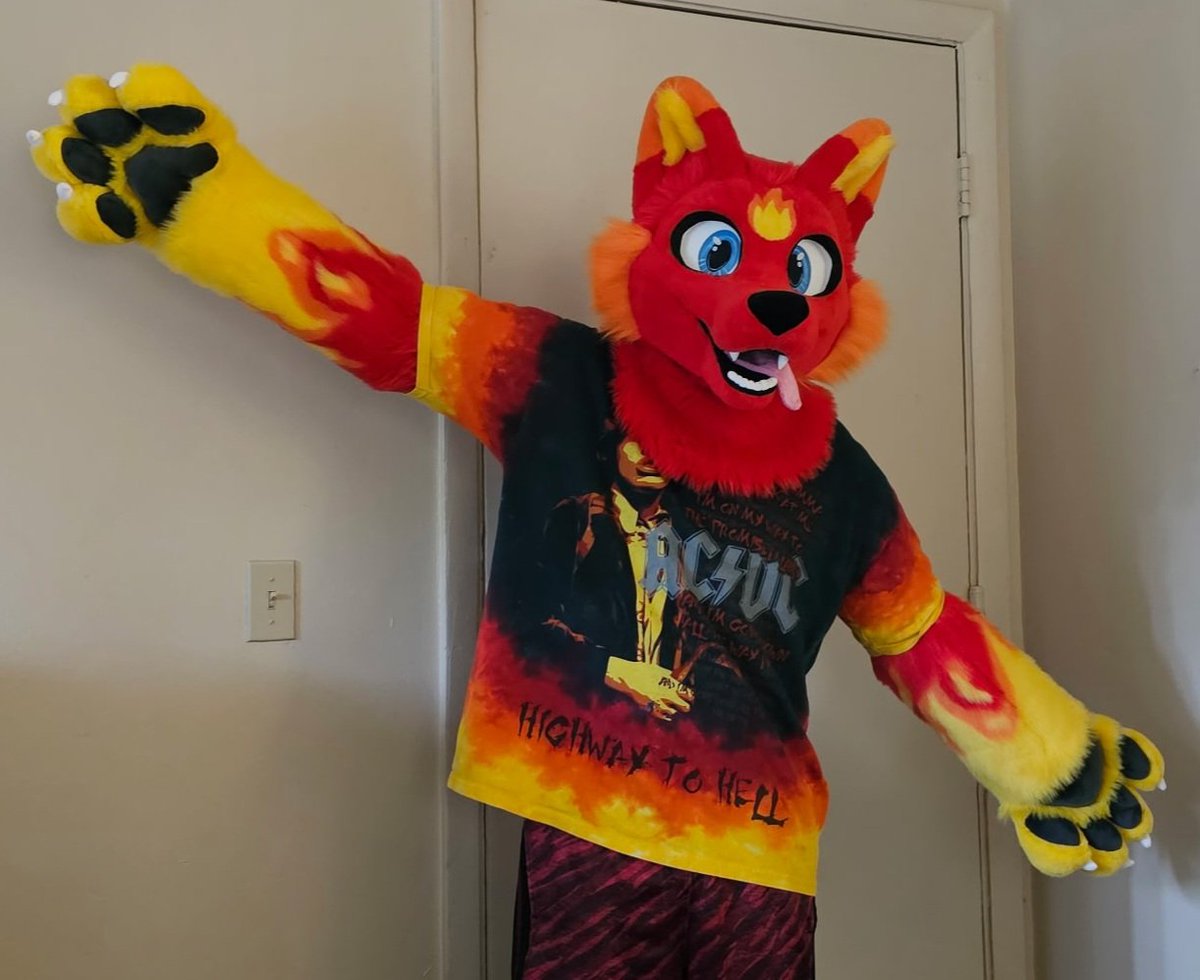 HopstitchStudio's tweet image. We leave for IFC in a few days. Will be getting some solid pictures of this partial that will be debuting at the con! I can't wait to see this suit enjoyed to the fullest.
I will personally not be suiting at the con, but if you see me, don't be afraid to say hi!