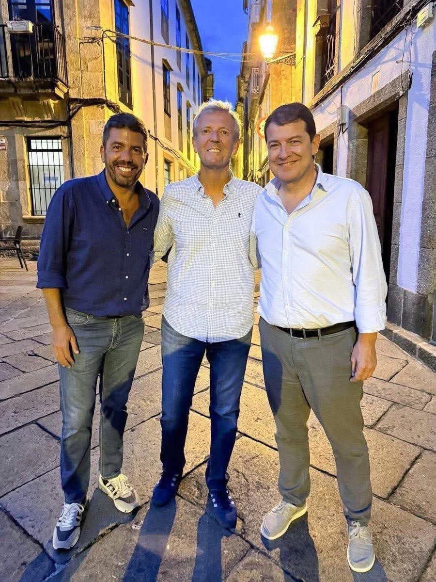 Fiesta nocturna en Cádiz de Mazon , Mañueco y Rueda mientras arde España,después dice Feijoo que las vacaciones están sobrevaloradas