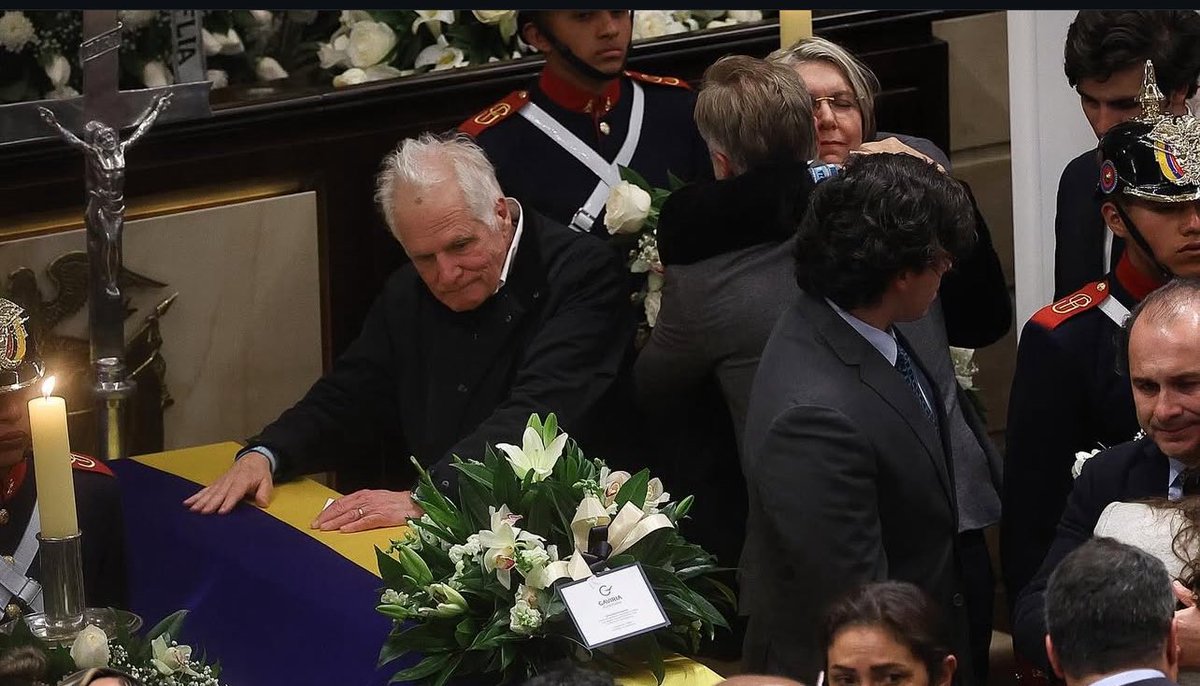 Imagen desgarradora de un hombre que ha vivido en carne propia la violencia de nuestro país, primero su esposa y hoy con la muerte de su hijo. Así como don Miguel Uribe, muchos colombianos entierran a sus familiares producto de esta guerra sin sentido y que busca solo el