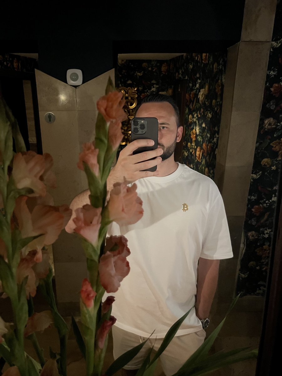 Schweres Oversized Bitcoin T-Shirt – minimalistisch, edel, bequem. 

Jetzt bestellen 👉 bitvestis.de