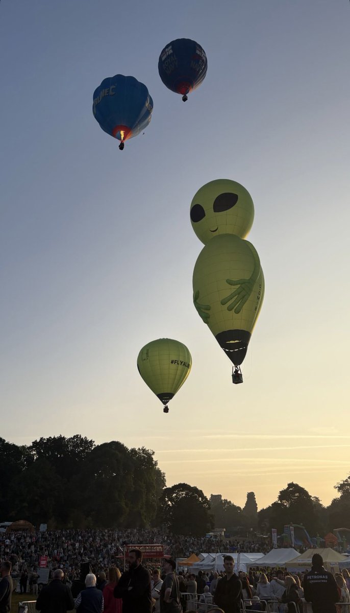 MohsinDotDot's tweet photo. this balloon fiesta was kinda cool https://t.co/JkQHLJ6Zax