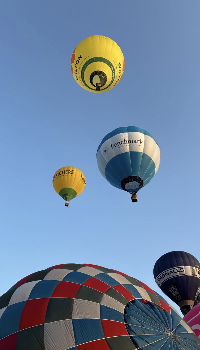 MohsinDotDot's tweet photo. this balloon fiesta was kinda cool https://t.co/JkQHLJ6Zax