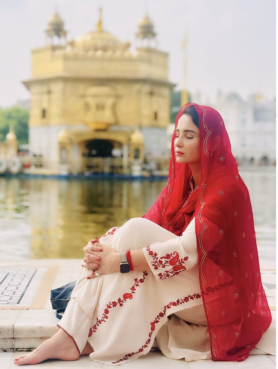 KittuMann's tweet photo. ਵਾਹਿਗੁਰੂ ਜੀ ਦਾ ਬੇਅੰਤ ਸ਼ੁਕਰ ਹੈ, ਜਿਨ੍ਹਾਂ ਨੇ ਇਕ ਹੋਰ ਸਾਲ ਦੀਆਂ ਨੇਮਤਾਂ, ਪਿਆਰ ਤੇ ਅਨਮੋਲ ਤਜਰਬੇ ਬਖ਼ਸ਼ੇ। ਜਨਮ ਦਿਨ ਦੀ ਸ਼ੁਰੂਆਤ ਮੈਂ ਦਰਬਾਰ ਸਾਹਿਬ ਨਤਮਸਤਕ ਹੋ ਕੇ ਕੀਤੀ ਉਸ ਪਲ ਦੀ ਰੂਹਾਨੀ ਸ਼ਾਂਤੀ ਬਿਆਨ ਤੋਂ ਪਰੇ ਸ���। ਦੁਆ ਹੈ ਕਿ ਆਉਣ ਵਾਲਾ ਸਫ਼ਰ ਵਾਹਿਗੁਰੂ ਜੀ ਦੀ ਕਿਰਪਾ ਨਾਲ ਚੜ੍ਹਦੀ ਕਲਾ ਨਾਲ ਭਰਪੂਰ ਰਹੇ #Gratitude#birthday https://t.co/aMjh54bFbf