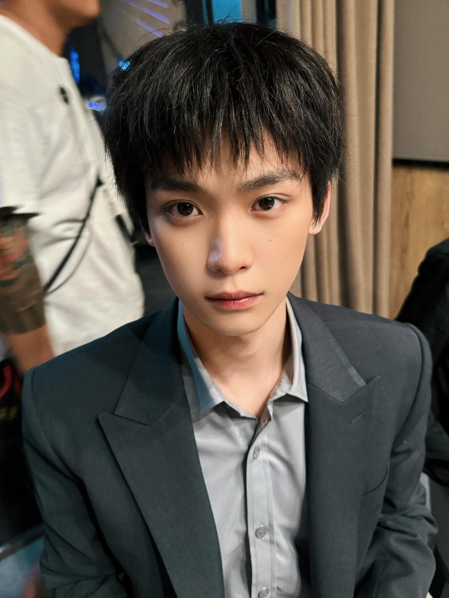 PigPigxuan's tweet photo. 郑朋把吴所谓带回家的第一个晚上，吴所谓就知道郑朋是什么意思，但是他赌郑朋不敢这样做，水汪汪的大眼睛一直看着郑朋直播，自以为是保持距离不打扰他。
但郑朋余光瞄到的视角是这样的，脑子里想的是他的嘴巴塞得下吗？好想下播操他…他翻白眼是怎么样的？用普通的还是带颗粒的？他哭了也会这么好看吗 https://t.co/p9wrgRS5g0