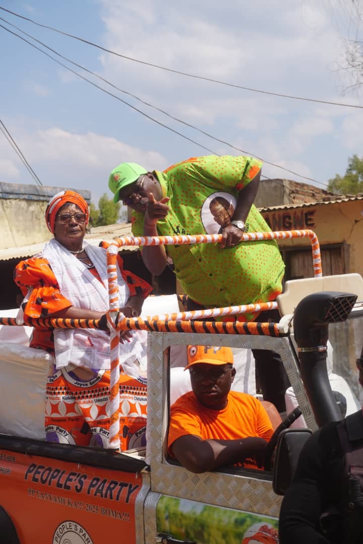 PP_Malawi's tweet photo. Dr. Banda assured the people of her govt's commitment to correcting the country's economic trajectory, ensure food sufficiency, implement youths economic empowerment programs in addition to her long term natl development plans as enshrined on the PP manifesto. https://t.co/gWAcq51DG3