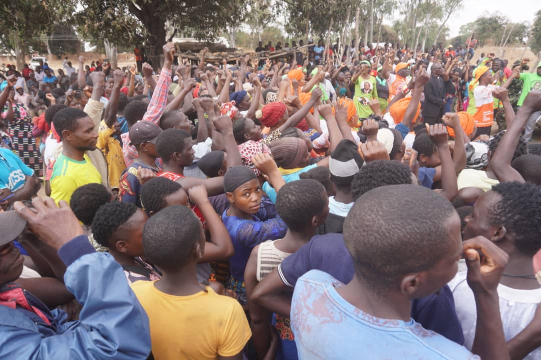 PP_Malawi's tweet photo. Dr. Banda assured the people of her govt's commitment to correcting the country's economic trajectory, ensure food sufficiency, implement youths economic empowerment programs in addition to her long term natl development plans as enshrined on the PP manifesto. https://t.co/gWAcq51DG3
