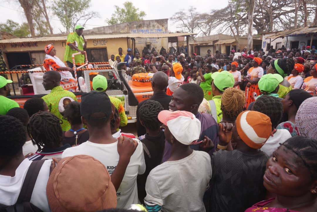 PP_Malawi's tweet photo. Dr. Banda assured the people of her govt's commitment to correcting the country's economic trajectory, ensure food sufficiency, implement youths economic empowerment programs in addition to her long term natl development plans as enshrined on the PP manifesto. https://t.co/gWAcq51DG3
