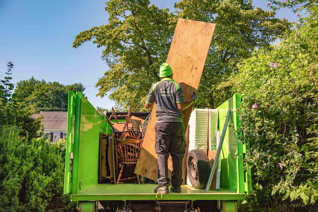 JunkluggersSSHR's tweet image. College move-in made simple – need an extra pair of hands? We've got you covered! 

Don’t haul unwanted furniture cross-state—donate it! We’ll pick up your old stuff and find it a second home. 💚 

#CollegeMove #JunkRemoval #SustainableLiving