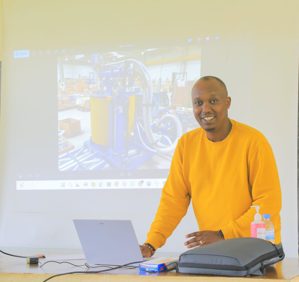 Karongi_College's tweet image. As part of the &quot;Diaspora Engagement in the TVET Sector&quot; project jointly implemented by @IOMRwanda &amp;amp; @RwandaPolytec, Serge Rwego, a diaspora professional from France, is imparting his expertise in monitoring &amp;amp; controlling pneumatic &amp;amp; hydraulic systems to our EEE academic staff.