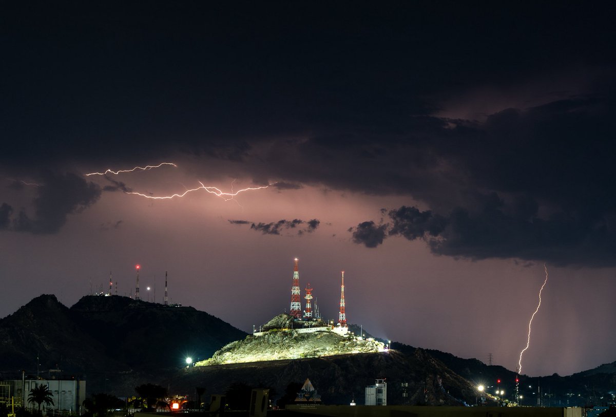 Tormenta eléctrica por la noche del
11/Ago/25 📍Hermosillo, Sonora.