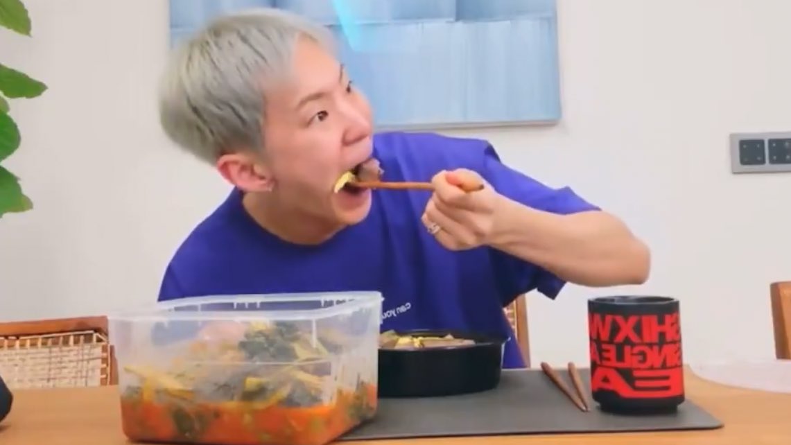 mochihochihae's tweet photo. hoshi’s always taking the most giant bites 😭😭 https://t.co/P4polSkPeS