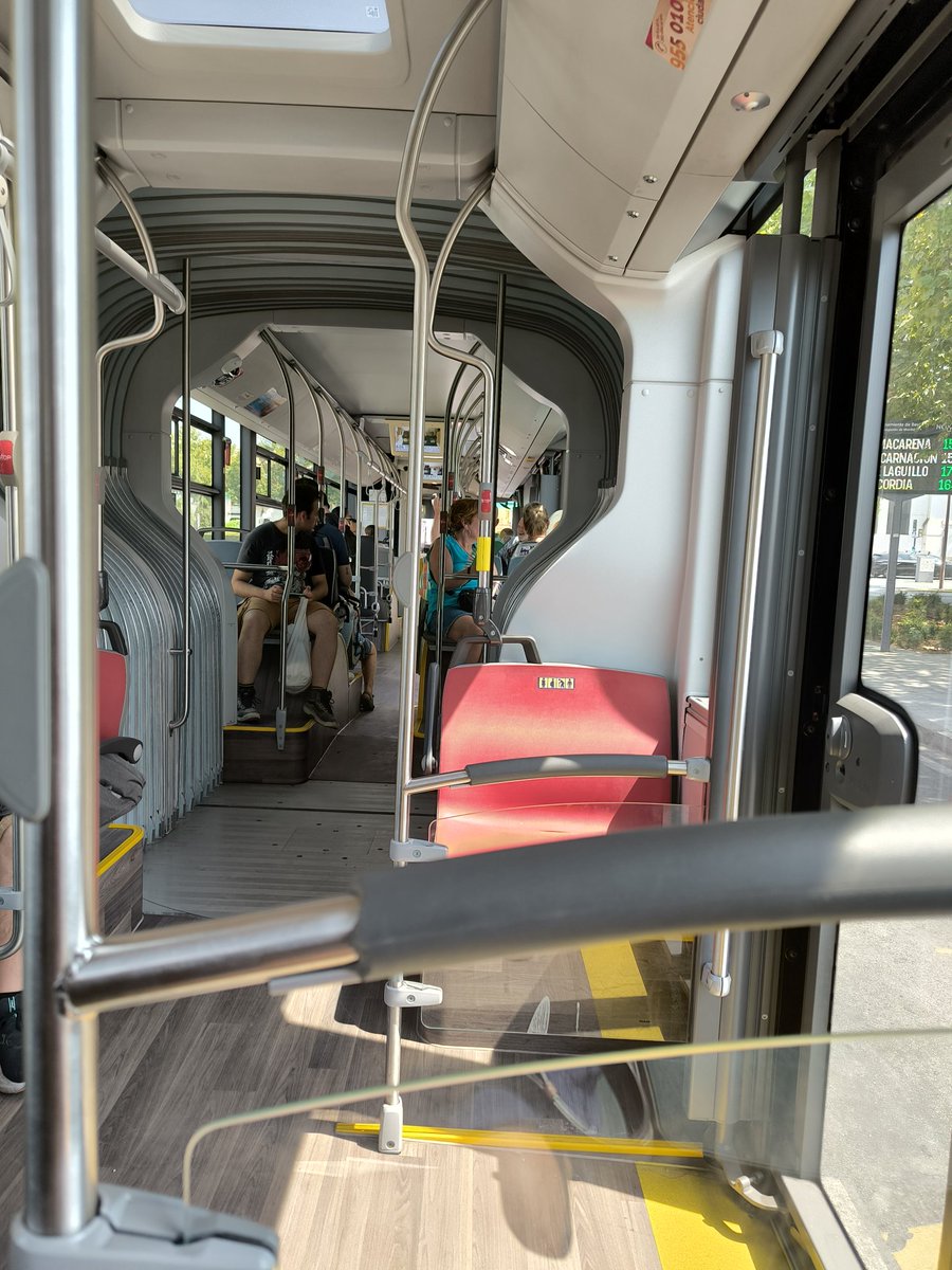 Aviso rojo en #SevillaHoy y el flamante bus de <a href="/tussamoficial/">TUSSAM</a> sin aire acondicionado....