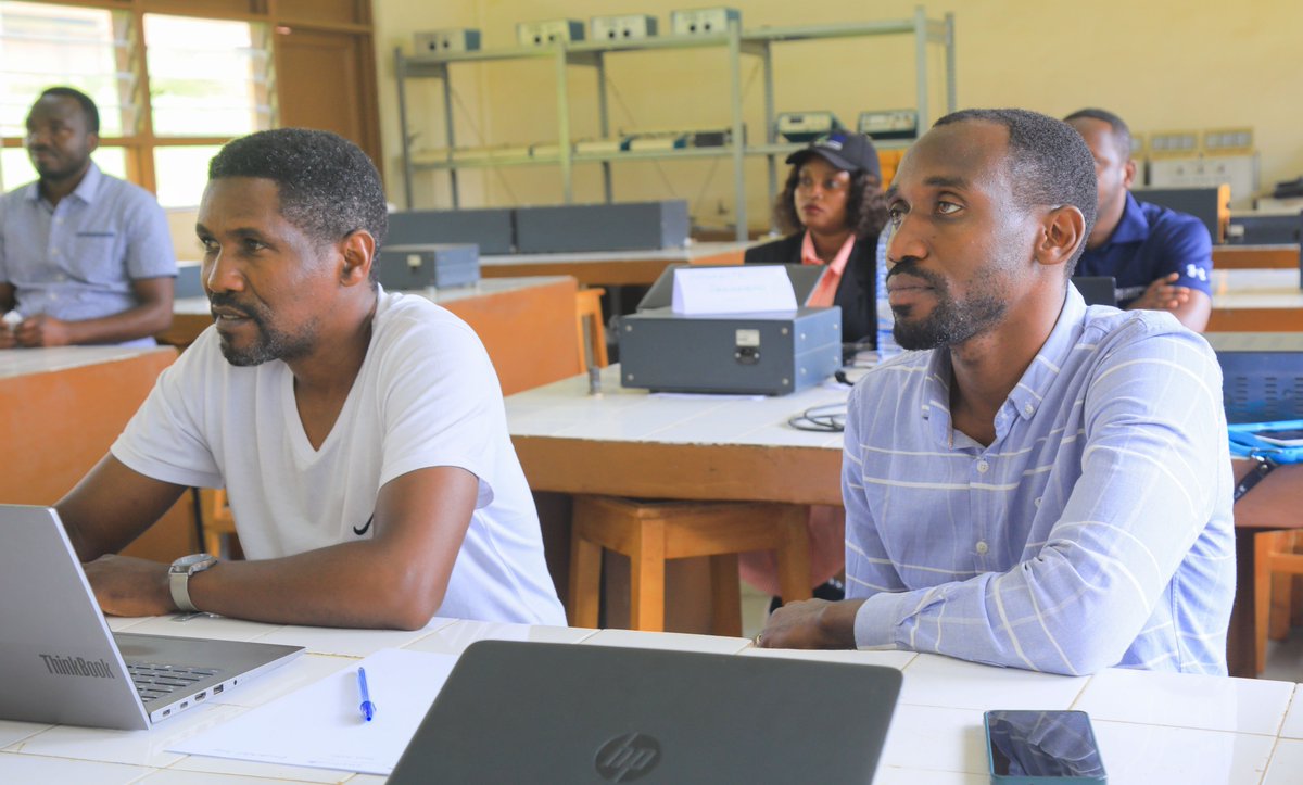 Karongi_College's tweet image. As part of the &quot;Diaspora Engagement in the TVET Sector&quot; project jointly implemented by @IOMRwanda &amp;amp; @RwandaPolytec, Serge Rwego, a diaspora professional from France, is imparting his expertise in monitoring &amp;amp; controlling pneumatic &amp;amp; hydraulic systems to our EEE academic staff.