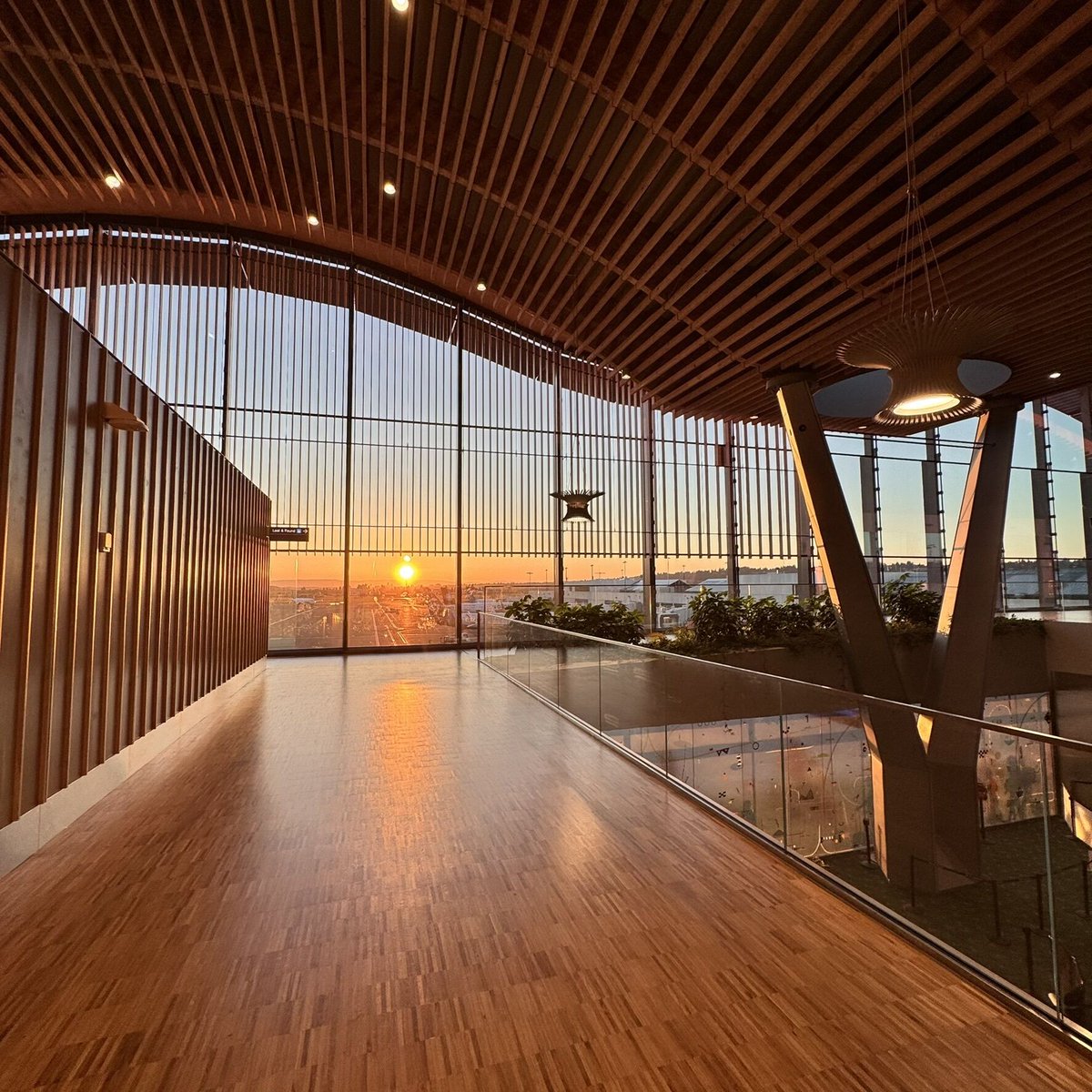 cristurean's tweet photo. PDX Airport is a place like no other! Amazing people, views, coffee & food! 

If you are a local business owner, allow me to take you out on a "date". I want to know about your business, wins and challenges. I want to hear your life story that transpired to now.

Talk about business, people, AI, technology and what you and I can do to make this world a better place.

No strings attached and not selling you anything. I'm looking forward to meeting and getting to know good people.

About me? I'm a husband, father & business owner of https://t.co/hMNIHi7Hle

(Share and tag as you see fit) 😀 👍