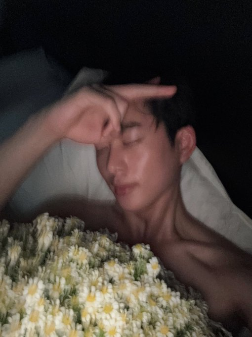dawgicant's tweet photo. As a CSI geometry student & arm-angle analysis, it’s OFFICIAL — this is not a selfie. Someone is clearly sitting on him and taking the pic. Here’s the detailed tea ☕️🕵️♀️ #PhotographyMystery #NotASelfie #เอสวางดอกเดซี่ยัง #WilliamEst https://t.co/yLFR6iYTt5