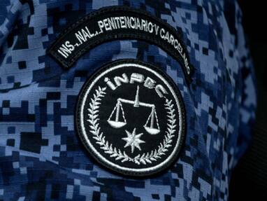 SamV1543906's tweet image. Considera usted que el condenado Uribe y el INPEC están incumpliendo descaradamente la orden judicial de prisión domiciliaria al utilizar redes sociales y recibir visitas permanentes en su finca ?