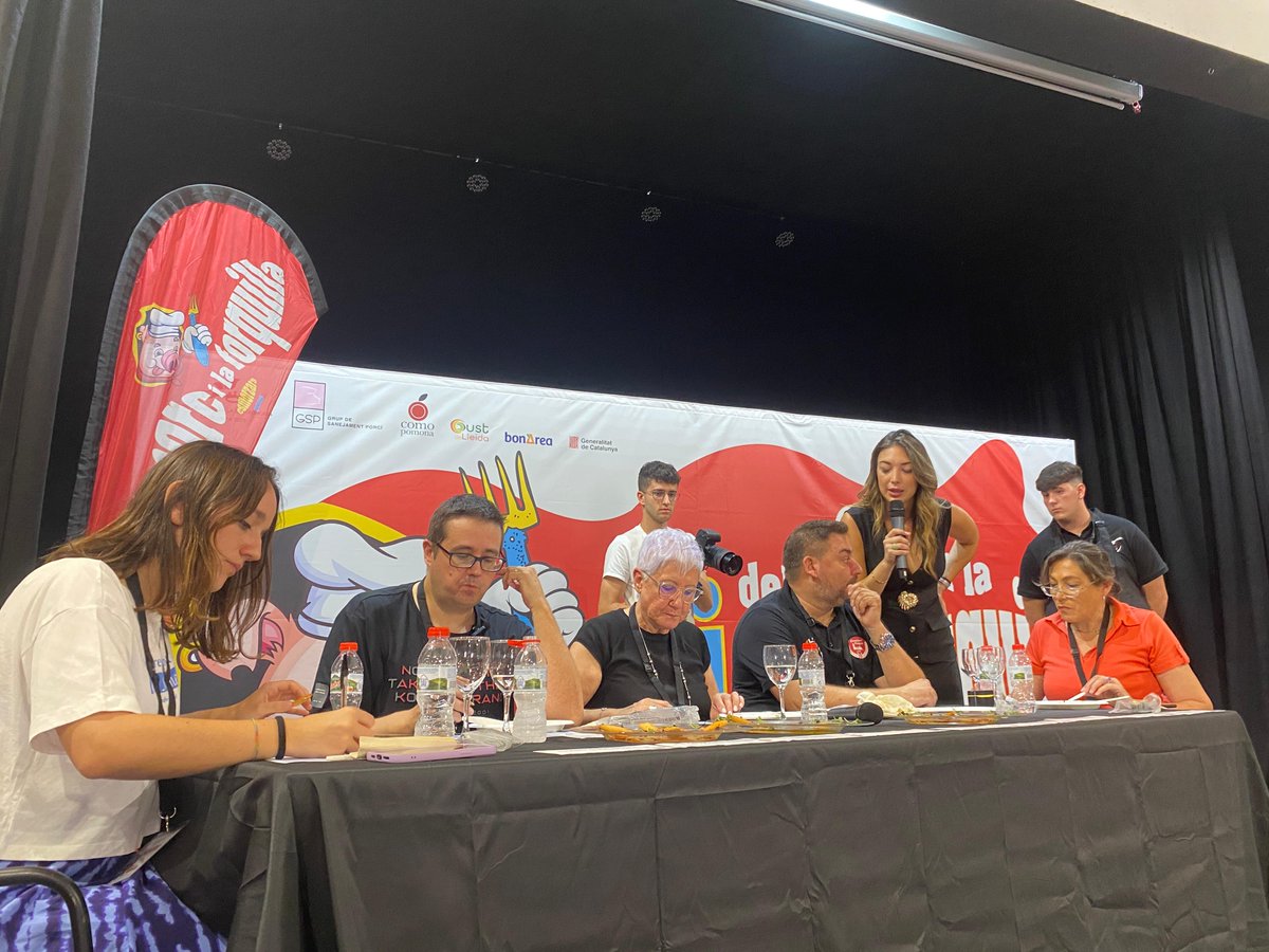 Promo_Economica's tweet photo. 📣🏅La Lliga del Porc i la Forquilla ja té finalistes lleidatans!

👉Gala Pipó de @calagneta Art i VI de Cervera, Jaume Marimon de l’Hostal Jaumet de Torà i Isidre Codina Roig del Bar Lídia de Lleida

🔗Llegeix la notícia: https://t.co/V0qsvALYDK https://t.co/Gc9qPZopio