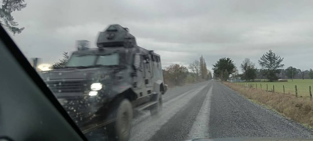 Murosyresisten's tweet photo. 🔴WALLMAPU| DIFUNDIMOS.

Esta mañana un gran contingente de la PDI ingresó a allanar la casa y Rewe de la Machi Millaray Huichalaf en el Sector El Roble-Carimallin.

Lamentablemente sigue el Prejuicio y persecución contra Nuestra Machi Millaray quien lo unico que hace es cuidar de la Naturaleza y la salud de nuestra gente.

Se solicita estar Atentos, solidaridad y continuar con las movilizaciones en contra de la Compañía Noruega Starkraft y el Estado Chileno, quien estan detras de esta persecución.

Noticia en Desarrollo ☝

Desde @radiowillichekalfulikan

#Wallmapu #willimapu