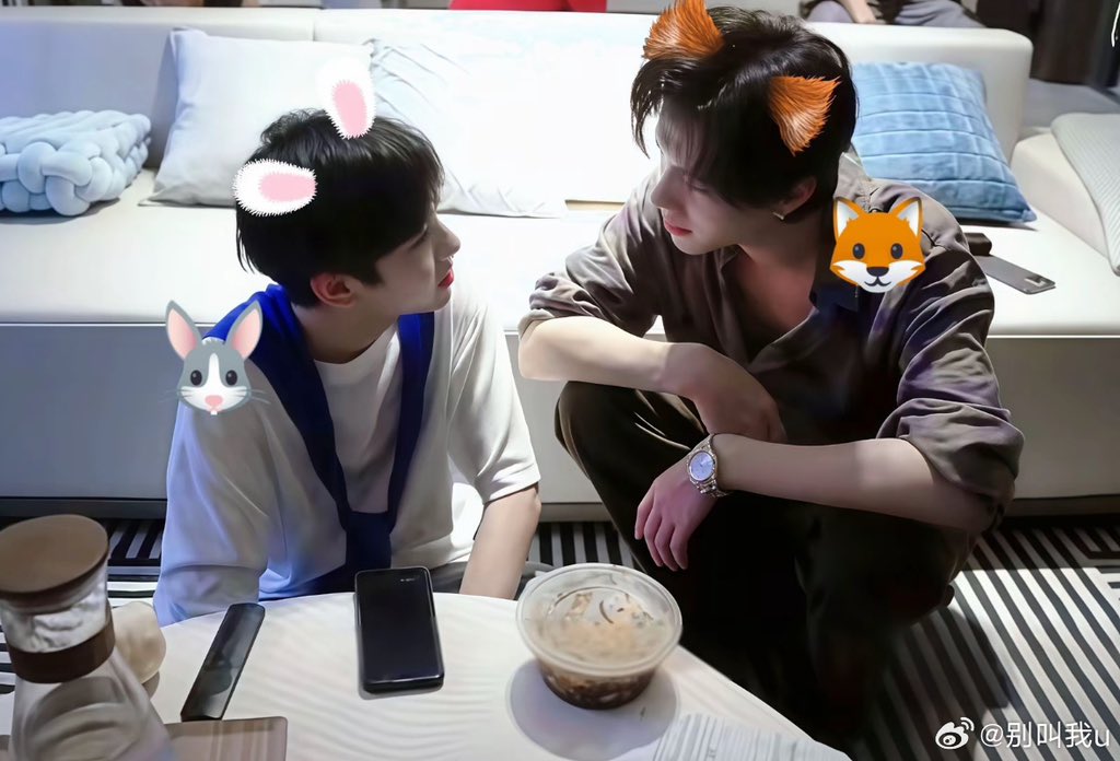 mochimochiiiJ's tweet photo. An actress from RL livestream and talk about the cast. 
She said #LiuXuanCheng was the only one that joined the filming without any assistant. Basically, he was all alone 😭😭😭  19 years old, first time filmed a drama. 
Fortunately, he met a caring partner like #Zhanxuan 🥺 https://t.co/znr10WSTPk