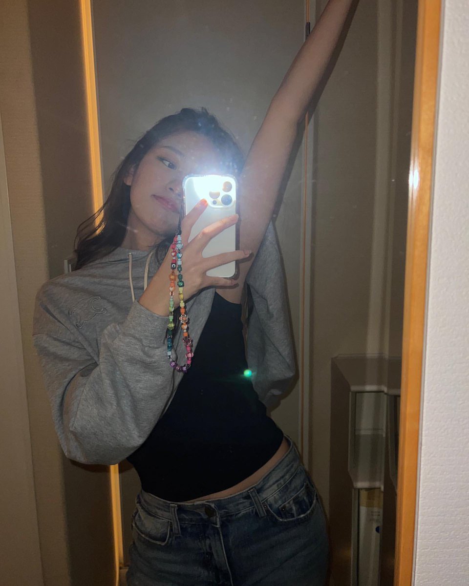 just yujin’s selca tweet media