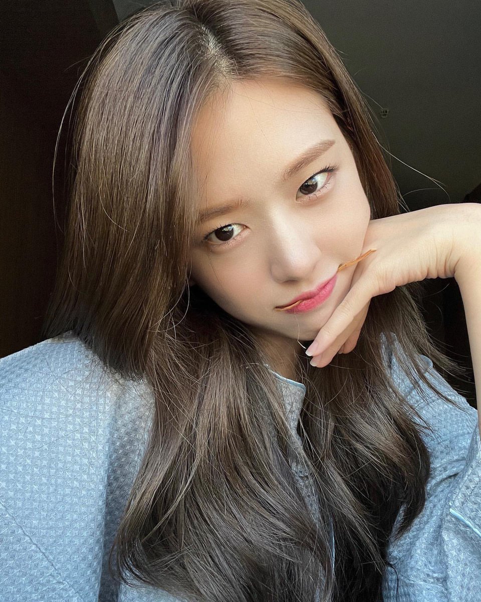 just yujin’s selca tweet media