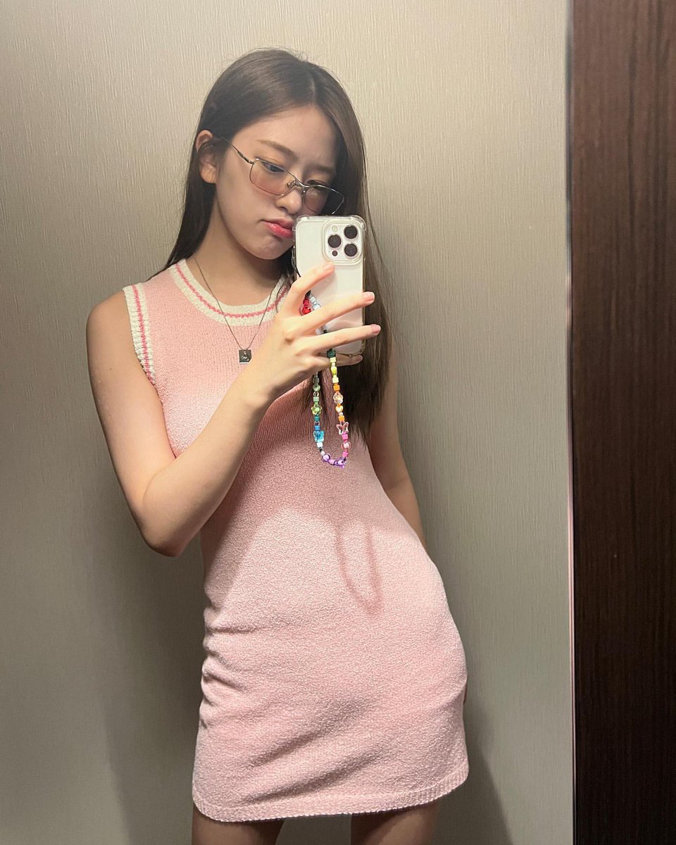 just yujin’s selca tweet media