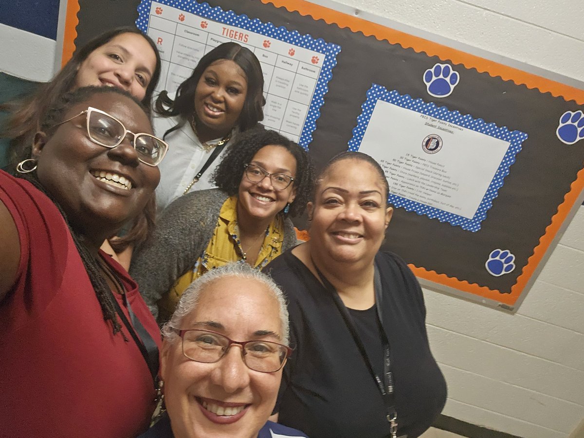cjoneslearning's tweet photo. Scavenger Hunt Clue 2 - Alumni selfie
Ms. Townes (right) is one of our 10+ year veteran at MWES  #OneRoar https://t.co/vDK4iZYQL5