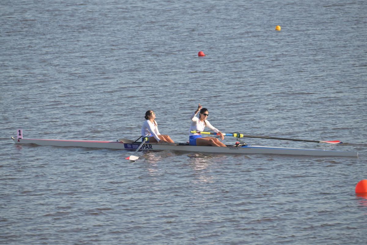 La quinta🥈! Medalla de plata para Nicole Martínez y Fio Rodríguez en dos remos sin timonel!! 4 podios en remo, el deporte de mayor conquista hasta ahora. 
Mañana último día de competencia en la Bahía.