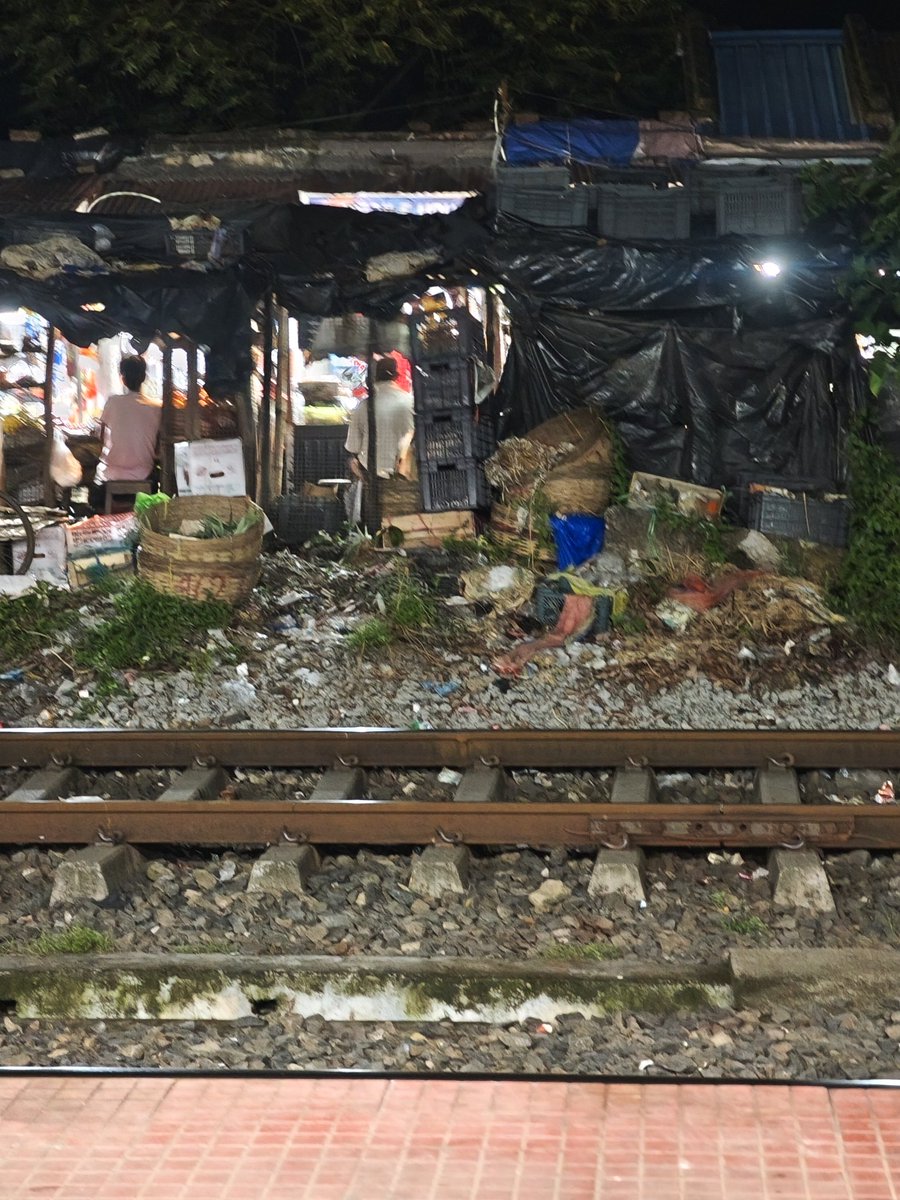 parag_panday's tweet photo. @drmsdah @RailMinIndia 
Look at the heap of garbage near the 1no platform of Dattapukur station. also live fire (gas stove) is used by some of these vendors. Which poses a risk of spreading fire. https://t.co/R5UCTbjfne