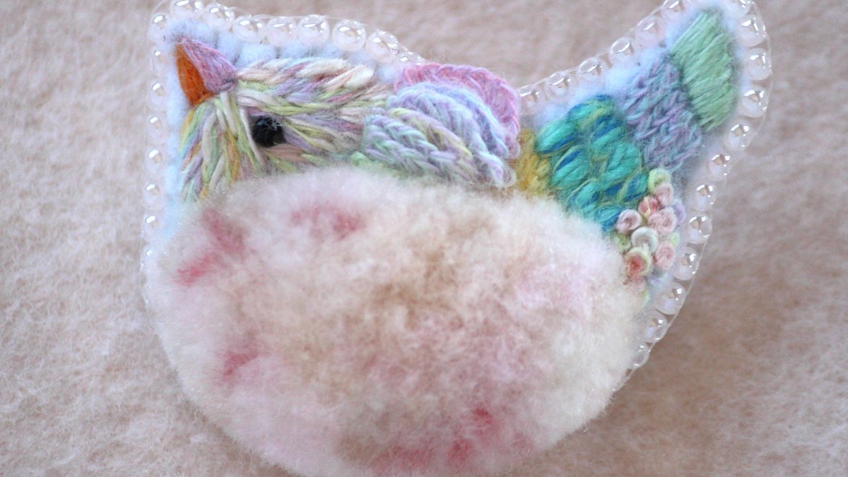 ululuann's tweet photo. いつもありがとうございます！小鳥ブローチのご紹介です☆
〇サイズ：縦 約3.5cmｘ横 4cm       
〇主な材料：綿、ビーズ      
〇裏面：合成皮革        
〇ピン：スチール     
#ハンドメイド #ブローチ #小鳥 #綿 #コットン #刺しゅう #オリジナル #一点もの https://t.co/tJ5r8pwcwS