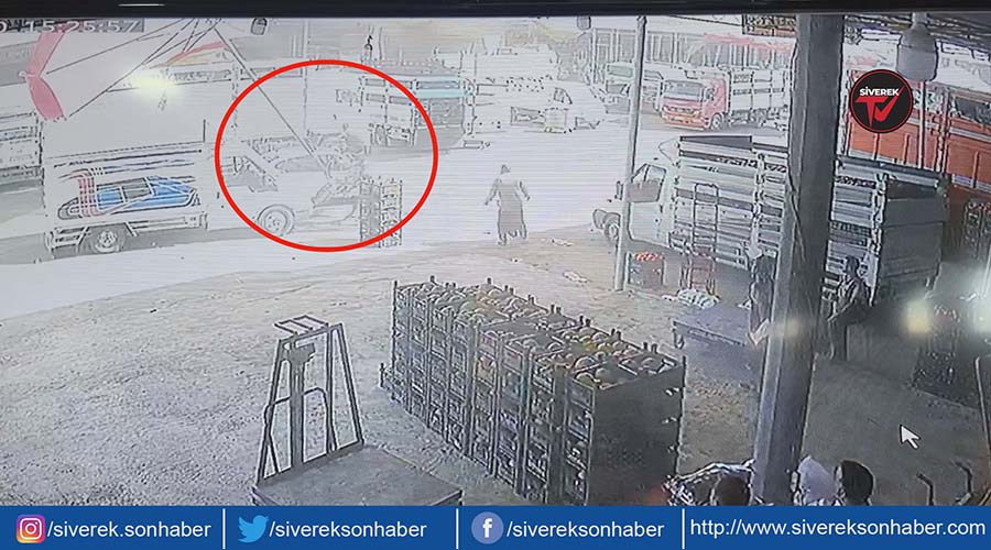 📍Siverek - Sebze ve Meyve Hali

🎐Şiddetlenen fırtınada devasa şemsiyeyi tutmaya çalışırken yaralandı - sivereksonhaber.com/48651/devasa-s…

#şanlıurfa #siverek <a href="/siverekkaymakam/">SİVEREK KAYMAKAMLIĞI</a>