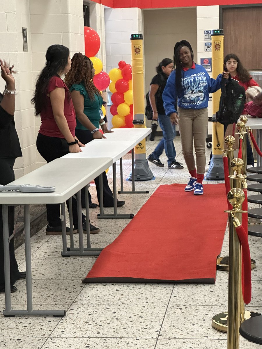 ❤️💛🖤Spring Leadership Academy kicked off the first day in style! The red carpet was rolled out for the students! Go Principal Suckie! 📝📕📒📚 #SpringLeadershipAcademy #FirstDay <a href="/SpringISD/">Spring ISD</a> <a href="/SpringLeadAcad/">Spring Leadership Academy</a> <a href="/SISD_CoA/">K. Cuellar</a>
