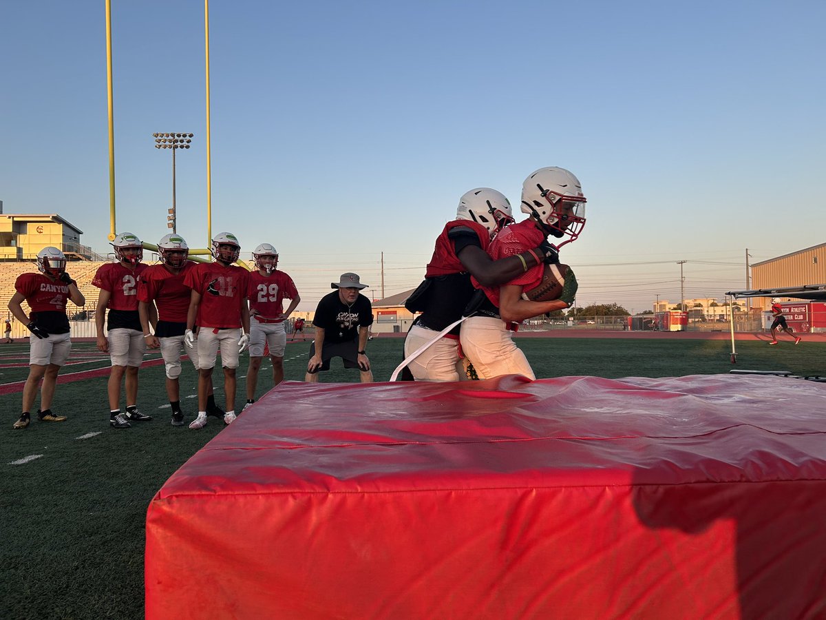 VVinzetta's tweet photo. Talented roster with D1 talent for @Canyon_Football this season. They’re ready for another playoff run with second year HC Sean McAuliffe. @AthleticsCanyon 🏈 https://t.co/YQZp4C51NT