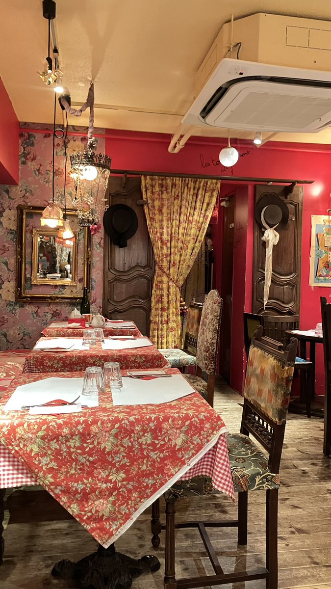 サロン帰りにカフェにも行ってきた💜
カフェの雰囲気がぶっ刺さったわ👼🏻💗
そしてブルーベリーのクレープ頼んだのだけどとっても美味しかったー！
でもサーモンのガレットもあったので次はそれ頼んでみる