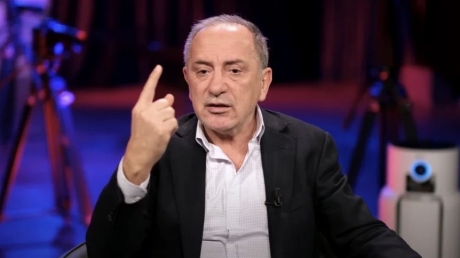 CHP’li yandaş gazeteci Fatih Altaylı, kitlesi tarafından “duayen gazeteci” olarak pazarlanan ancak gerçekte ne gazetecilik ne de başka herhangi bir diploması olan biri.

Altaylı, okumuş/entelektüel görüntüsünün altında cahil ve bağnaz; Atatürkçü/laik görüntüsünün altında Batı ve