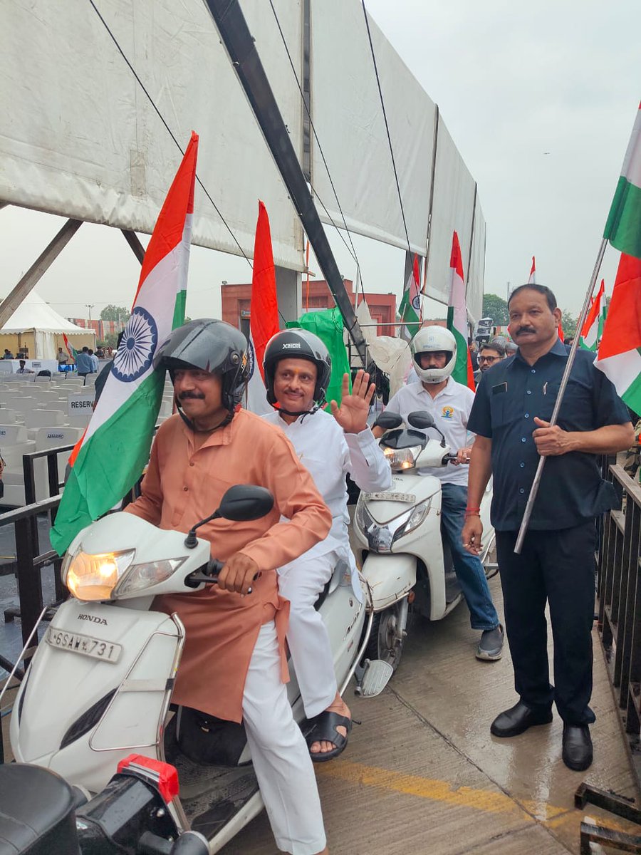 भारतीय जनता पार्टी द्वारा आयोजित सांसदों की तिरंगा यात्रा में अपने राजनीतिक गुरु राज्यसभा सांसद एवं पूर्व उप मुख्यमंत्री उत्तर प्रदेश आदरणीय डॉक्टर दिनेश शर्मा के साथ स्कूटर द्वारा यात्रा में शामिल होने का अवसर मिला..
<a href="/narendramodi/">Narendra Modi</a> <a href="/AmitShah/">Amit Shah</a> <a href="/JPNadda/">Jagat Prakash Nadda</a> @blsantodh <a href="/drdineshbjp/">Dr Dinesh Sharma BJP</a>