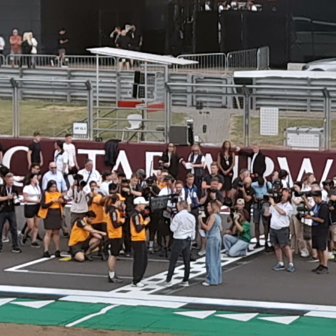 DavidRoss1980's tweet photo. Day 1 - Thursday @SilverstoneUK
After checking out the #f1 merch stands, we headed to #Hamilton Straight stand to watch the @SkySportsF1 live show. Great way to see several F1 drivers being interviewed on the starting grid 🚥
#Silverstone #britishgp #Formula1 https://t.co/pm09zNgNk0