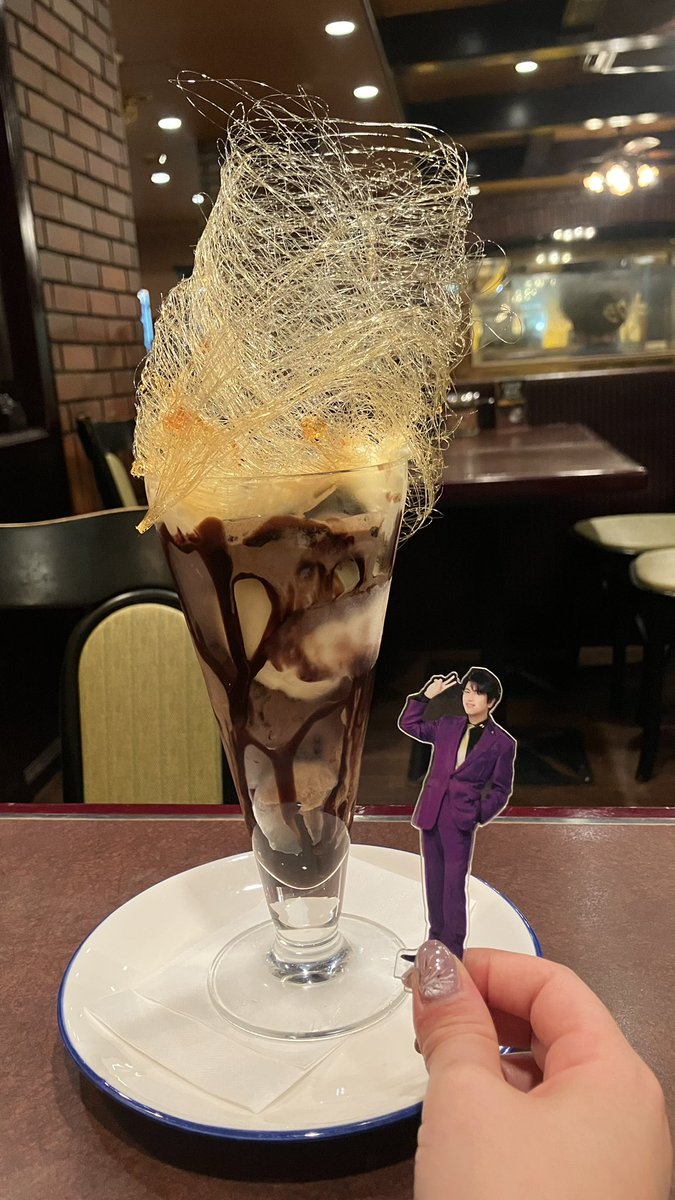 この前仕事が忙しすぎてぶっ倒れそうだったので喫茶店に行ってきた🙌🏻
チョコに満ちてるのと、ドリンクとパフェの装飾?がとても綺麗で癒され幸せだった🤎ྀི
やっぱりチョコは最強だわ🫶🏻