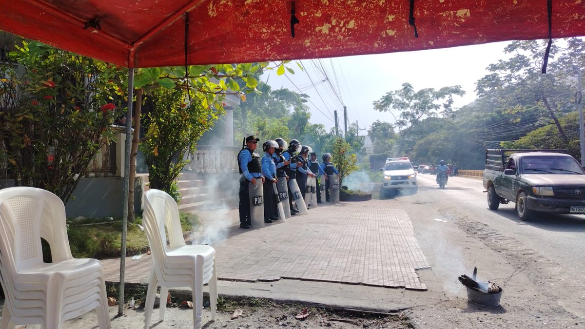 baraudawaguchu's tweet photo. Alerta!!, le informamos al pueblo hondureño, a los organismos internacionales y al mundo, ayer suspendieron la audiencia inicial contra nuestros 5 compañeros y compañeras y hoy asi amanece el juzgado de Trujillo, lleno con Policias antimotines. Solo exigimos nuestros derechos!! https://t.co/ydZ5hFwyrw
