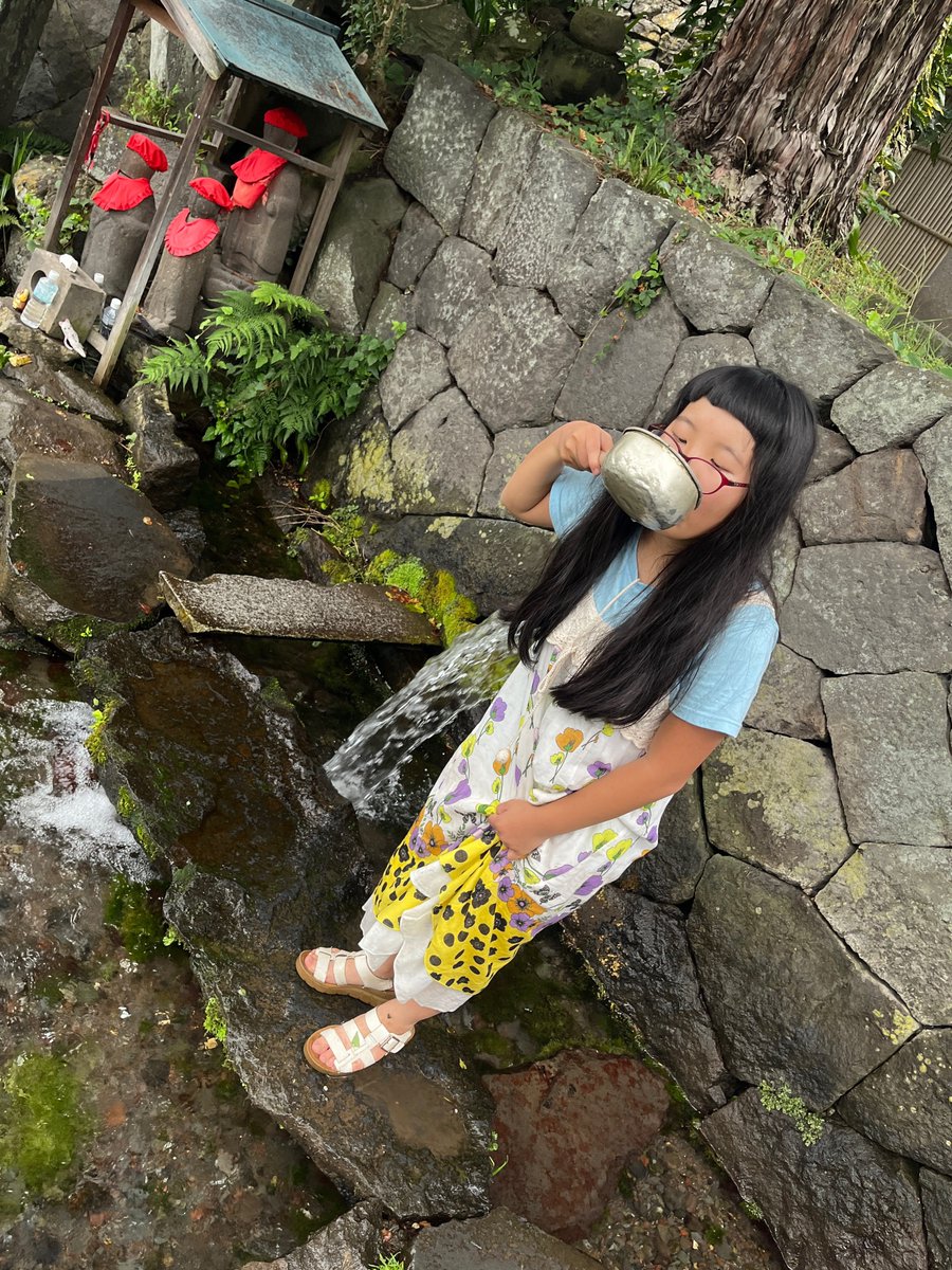 午後は糸のまち•こもろプロジェクトの清水会長に小諸をご案内いただき、第一純水館の近くで美味しい水を飲んできました。

長野県満喫〜🤗